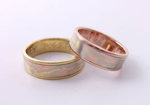 two wedding rings made with mokume gold and settings in rose gold and yellow gold. Hand wrought